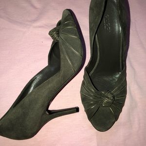 NEVER WORN Vintage Gucci heel in gunmetal + gold